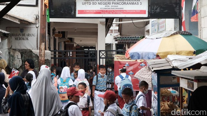 PTM Digelar Kembali, Pedagang Jajanan di Sekolah Raup Cuan Lagi Pedagang jajanan kembali raup cuan saat pembelajaran tatap muka digelar lagi usai lebaran. Para siswa berburu jajanan saat jam istirahat dan pulang sekolah.