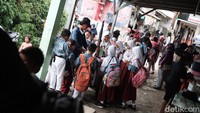Aneka jajanan seperti makanan dan minuman dijual pedagang.
