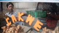 Siswa SDN Pancoranmas 3 Kota Depok, Provinsi Jawa Barat, menyerbu pusat jajanan di luar sekolah, Kamis (12/5/2022). Siapa nih yang kangen jajanan sekolah? 