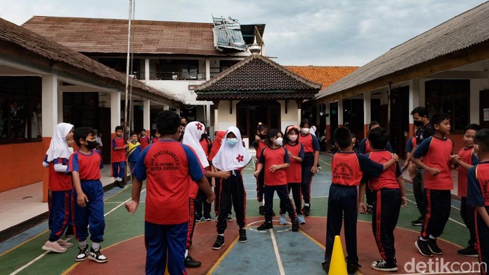 PTM Kembali Digelar, Atap SDN Pancoranmas 3 Depok Masih Ambruk Siswa SDN Pancoranmas 3 Depok kembali masuk sekolah usai libur lebaran. Meski dua atap ruang kelas di lantai dua runtuh, pembelajaran tatap muka tetap berjalan.