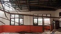 Murid kelas VI-B, yang semestinya menempati ruang kelas di lantai dua, dipindahkan ke ruang kelas IV-B di lantai satu. 