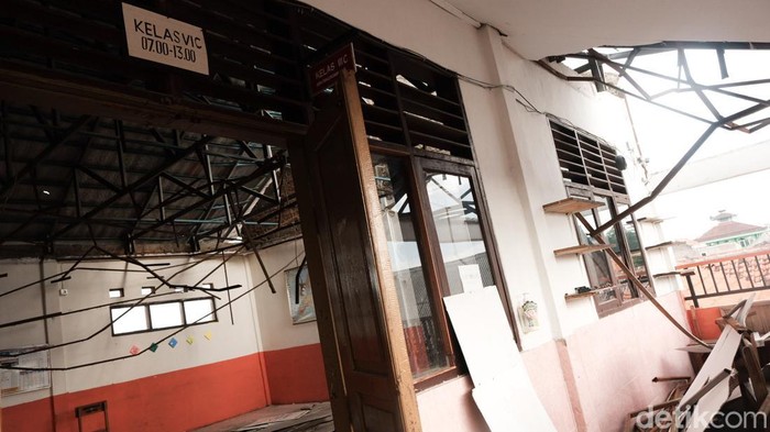 Siswa SDN Pancoranmas 3 Depok kembali masuk sekolah usai libur lebaran. Meski dua atap ruang kelas di lantai dua runtuh, pembelajaran tatap muka tetap berjalan.