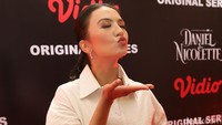 Pose duck face ala Raline Shah emang bikin gemas dan kangen. Foto: Palevi/detikHOT