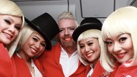 Dalam penerbangan khusus ini, Richard didampingi para pramugari yang memakai wig pirang agar sama dengan warna rambut Richard.