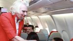 Throwback Thursday, Momen Crazy Rich Jadi Pramugari AirAsia