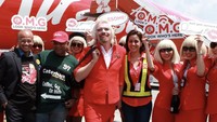 Jutawan nyentrik pemilik maskapai Virgin Airlines, beraksi gila-gilaan saat menjadi pramugari waria dalam penerbangan amal AirAsia beberapa tahun lalu.