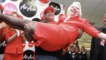 Throwback Thursday, Momen Crazy Rich Jadi Pramugari AirAsia