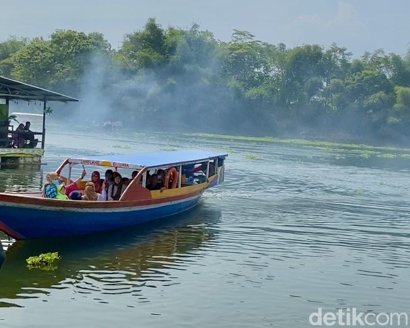 Saung Apung Napak Sancang, restoran apung di tengah danau Cililin-Bandung Barat. Cocok untuk tempat kumpul bersama keluarga sambil makan ikan nila bakar.