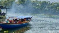 Untuk menuju lokasi restoran, harus menyeberangi danau menggunakan perahu terlebih dahulu.  Foto: detikFood/Yenny Mustika Sari