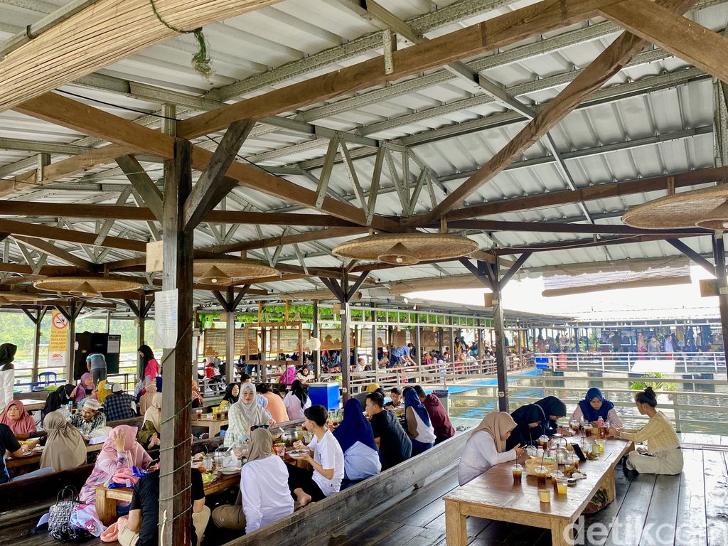 Saung Apung Napak Sancang, restoran apung di tengah danau Cililin-Bandung Barat. Cocok untuk tempat kumpul bersama keluarga sambil makan ikan nila bakar.