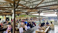 Setelah sampai di restoran, pengunjung bisa langsung mencari saung lesehan yang kosong. Jika sudah mendapatkan tempat, bisa langsung memesan makanan. Foto: detikFood/Yenny Mustika Sari
