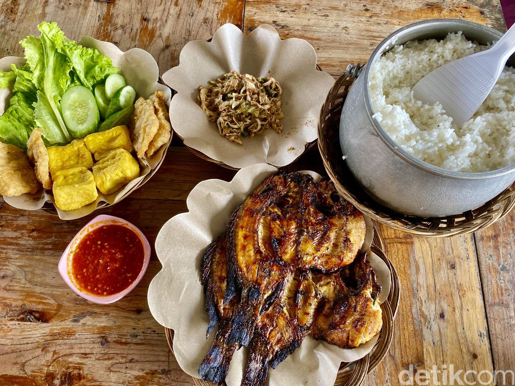 Saung Apung Napak Sancang, restoran apung di tengah danau Cililin-Bandung Barat. Cocok untuk tempat kumpul bersama keluarga sambil makan ikan nila bakar.