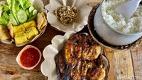 Makanan yang ditawarkan oleh Saung Apung Napak Sancang beragam. Menu ikan bakar salah satu andalannya. Foto: detikFood/Yenny Mustika Sari