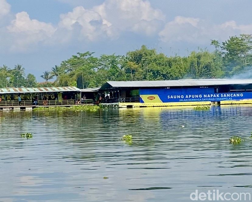 Saung Apung Napak Sancang, restoran apung di tengah danau Cililin-Bandung Barat. Cocok untuk tempat kumpul bersama keluarga sambil makan ikan nila bakar.