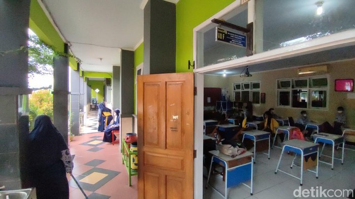 Sekolah tatap muka di SMPN 2 Ciamis.