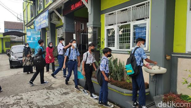 Sekolah tatap muka di SMPN 2 Ciamis.