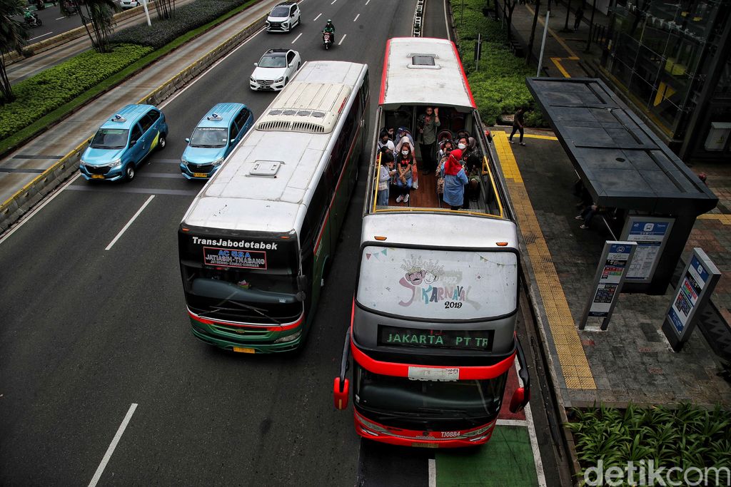 Bus wisata jadi salah satu pilihan menarik untuk mengisi waktu liburan. Masyarakat akan diajak berkeliling kota Jakarta saat menaiki bus wisata ini. Penasaran?