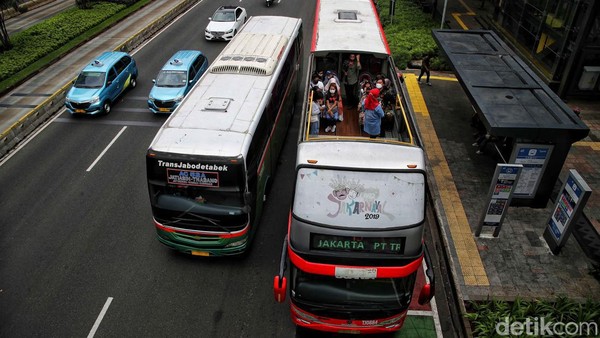 Diketahui, TransJakarta menghadirkan dua layanan bus wisata rute Jakarta Baru (BW2) dan rute Pencakar Langit (BW4) pada Selasa (3/5) lalu. Masyarakat diajak untuk berkeliling ibu kota dengan menaiki bus wisata double decker.