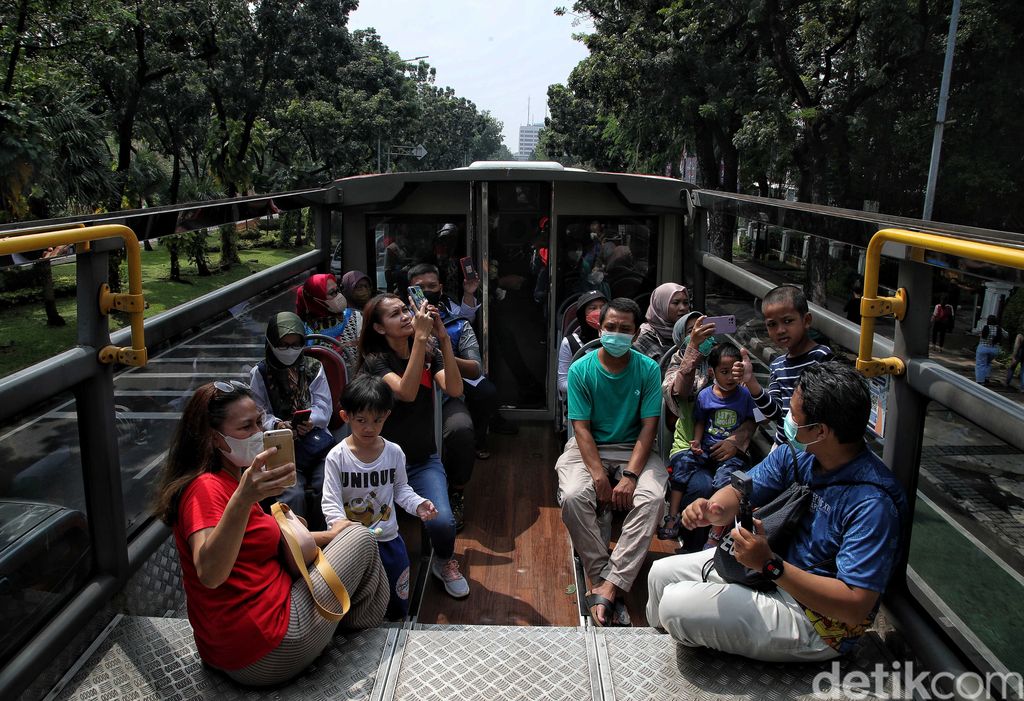 Bus wisata jadi salah satu pilihan menarik untuk mengisi waktu liburan. Masyarakat akan diajak berkeliling kota Jakarta saat menaiki bus wisata ini. Penasaran?