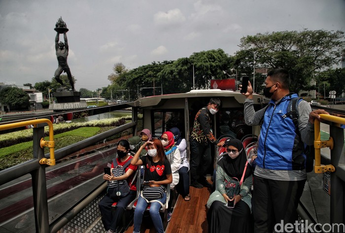 Bus wisata jadi salah satu pilihan menarik untuk mengisi waktu liburan. Masyarakat akan diajak berkeliling kota Jakarta saat menaiki bus wisata ini. Penasaran?