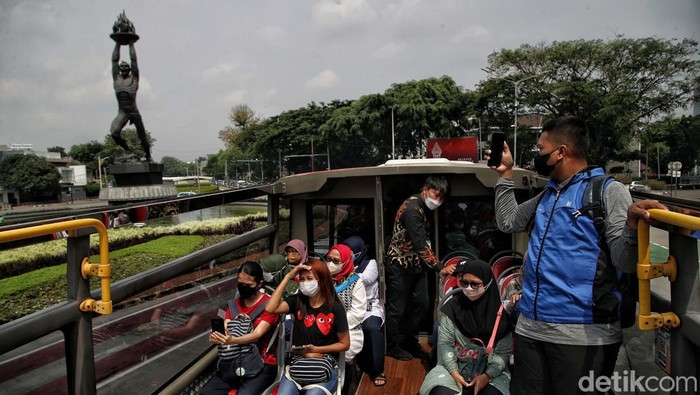 Bus wisata jadi salah satu pilihan menarik untuk mengisi waktu liburan. Masyarakat akan diajak berkeliling kota Jakarta saat menaiki bus wisata ini. Penasaran?