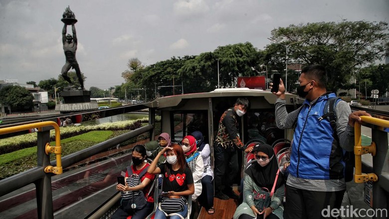 Seru! Keliling Ibu Kota Naik Bus Wisata Jakarta Bus wisata jadi salah satu pilihan menarik untuk mengisi waktu liburan. Masyarakat akan diajak berkeliling kota Jakarta saat menaiki bus wisata ini. Penasaran?