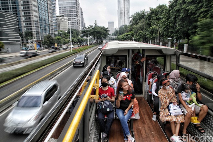 Bus wisata jadi salah satu pilihan menarik untuk mengisi waktu liburan. Masyarakat akan diajak berkeliling kota Jakarta saat menaiki bus wisata ini. Penasaran?