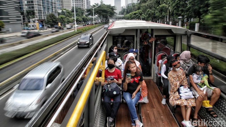 Bus wisata jadi salah satu pilihan menarik untuk mengisi waktu liburan. Masyarakat akan diajak berkeliling kota Jakarta saat menaiki bus wisata ini. Penasaran?