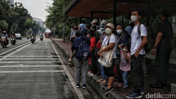 Sejumlah warga mengantre untuk menaiki bus wisata Jakarta, Rabu (11/5/2022).