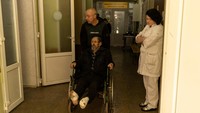 Tugas utama rumah sakit sekarang adalah untuk menstabilkan yang terluka dari zona pertempuran di sekitar kota Popasna di wilayah Luhansk sehingga mereka dapat dipindahkan ke rumah sakit yang lebih besar di Ukraina barat.