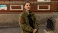 Dokter militer Ukraina dan ahli anestesi Julia (28), berpose di luar ruang gawat darurat di sebuah rumah sakit di Bakhmut, wilayah Donetsk, Ukraina.