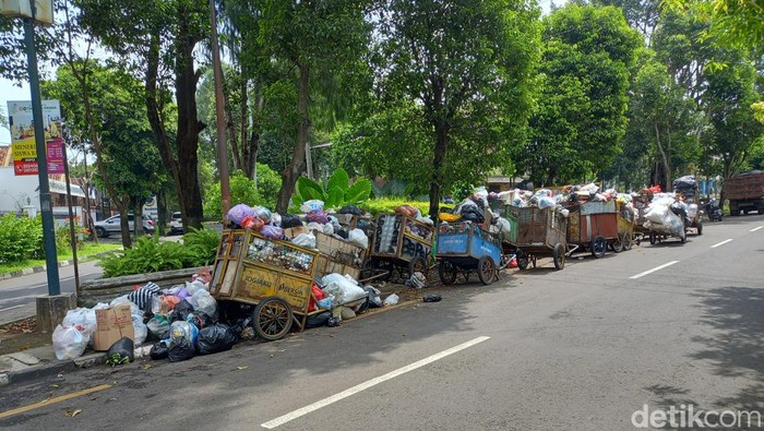 Suasana depo sampah di Jalan Andong, barat Stadion Mandala Krida, Kota Yogyakarta, Kamis (12/5/2022).