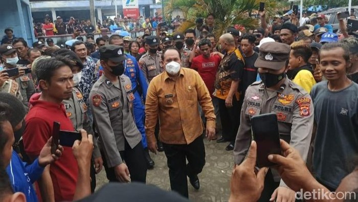 Suasana di KUD Bojongsalawe, Parigi