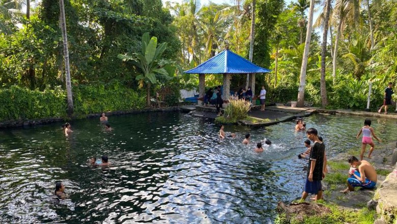 Suasana sejuk Objek wisata Pemandian di Tirta Ujung, Karangasem Suasana sejuk Objek wisata Pemandian di Tirta Ujung, Karangasem