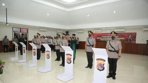 Suasana upacara serah terima jabatan di gedung Rupatama Polda NTB, Kamis (12/5/2022)