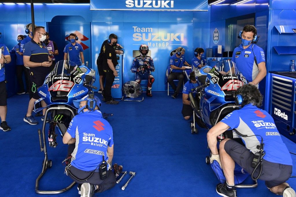 Suzuki Spanish rider Alex Rins (C) sits in the box waiting to start the second practice session of the MotoGP Spanish Grand Prix at the Jerez racetrack in Jerez de la Frontera on April 29, 2022. (Photo by JAVIER SORIANO / AFP)