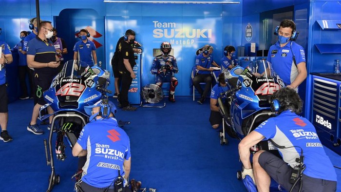 Suzuki Spanish rider Alex Rins (C) sits in the box waiting to start the second practice session of the MotoGP Spanish Grand Prix at the Jerez racetrack in Jerez de la Frontera on April 29, 2022. (Photo by JAVIER SORIANO / AFP)