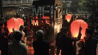Mahasiswa Universitas Trisakti melakukan tabur bunga saat aksi malam gelora di Tugu 12 Mei Reformasi, Kampus Universitas Trisakti, Jakarta, Rabu (11/5/2022).   