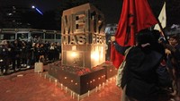 Tragedi tersebut menelan korban empat orang mahasiswa Trisakti saat memperjuangkan reformasi.  