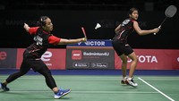 Di partai kedua, ganda putri Indonesia Febriana Dwipuji Kusuma/Amalia Cahaya Pratiwi berhadapan dengan ganda putri nomor satu dunia Chen Qing Chen/Jia Yi Fan.