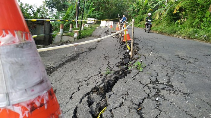 tanah retak di blitar