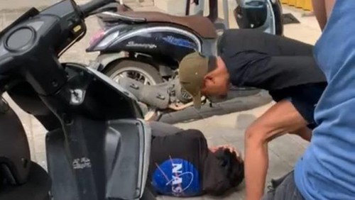 Tangkapan layar video viral pria lakukan penganiayaan di Buleleng