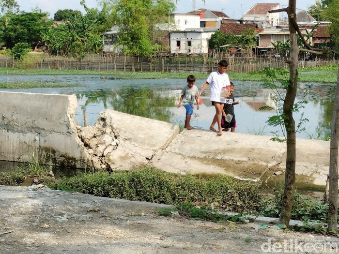Tembok avoer di Bojonegoro ambruk