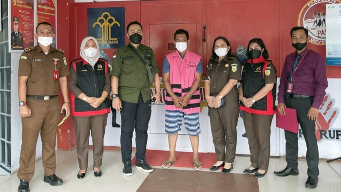 Tersangka penggelapan dana zakat Basnaz Dumai, Zulfikar (pakai rompi tahanan) saat hendak dijebloskan ke penjara.