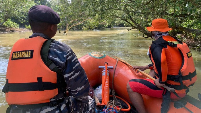 Tim Basarnas saat melakukan pencarian korban hanyut di Pantai Sayang Heulang Garut.