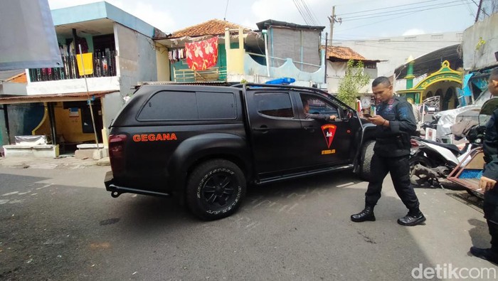 Tim Gegana melakukan penyisiran di Sungai Dupak Jaya Surabaya