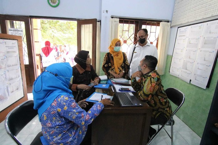 Tim verifikasi penilaian kampung Keluarga Berkualitas (KB) tingkat Provinsi Jawa Timur melakukan verifikasi lapangan di Kampung KB Bangkit, Kelurahan Meri Kota Mojokerto Rabu (11/5).