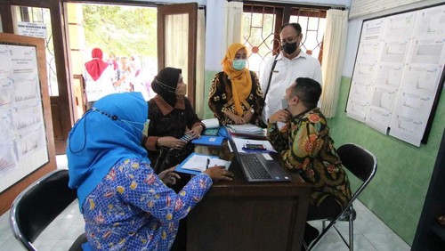 Tim verifikasi penilaian kampung Keluarga Berkualitas (KB) tingkat Provinsi Jawa Timur melakukan verifikasi lapangan di Kampung KB Bangkit, Kelurahan Meri Kota Mojokerto Rabu (11/5).
