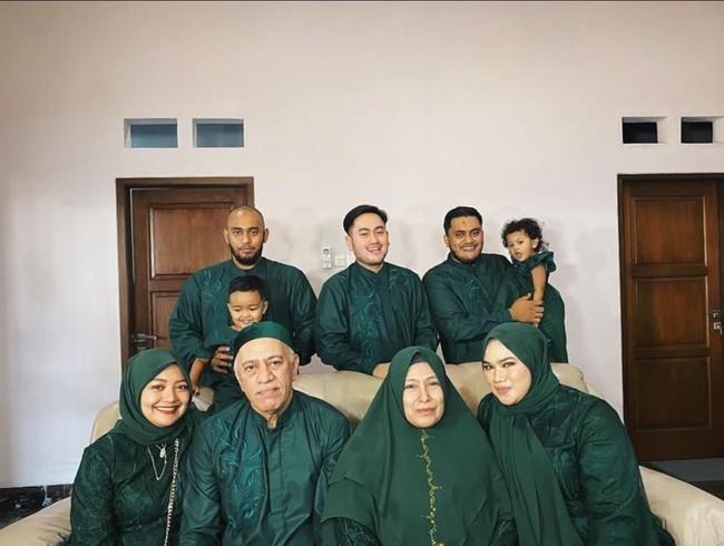 Kini mantan suami Musdalifah itu tampil lebih ramping, pipinya pun kian tirus. Foto: Instagram/@kingnassar88