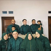 Kini mantan suami Musdalifah itu tampil lebih ramping, pipinya pun kian tirus. Foto: Instagram/@kingnassar88